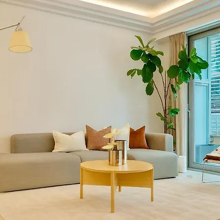 New Luxury Spacious Apartment, Centrally Located דירה