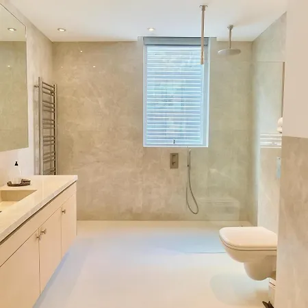 New Luxury Spacious Apartment, Centrally Located Appartement