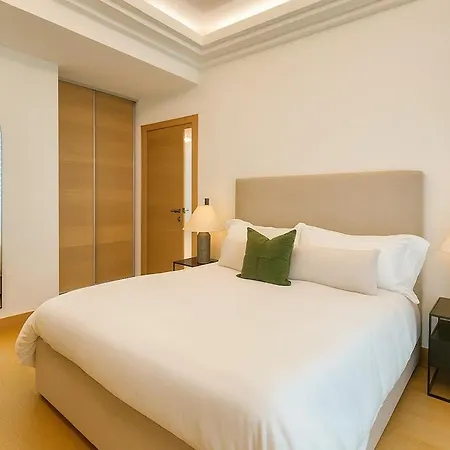 New Luxury Spacious Apartment, Centrally Located