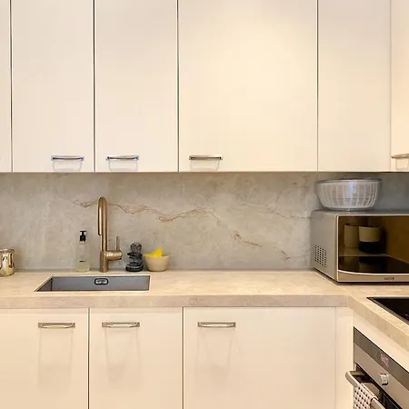 New Luxury Spacious Apartment, Centrally Located