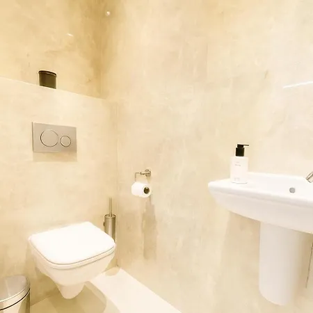 New Luxury Spacious Apartment, Centrally Located