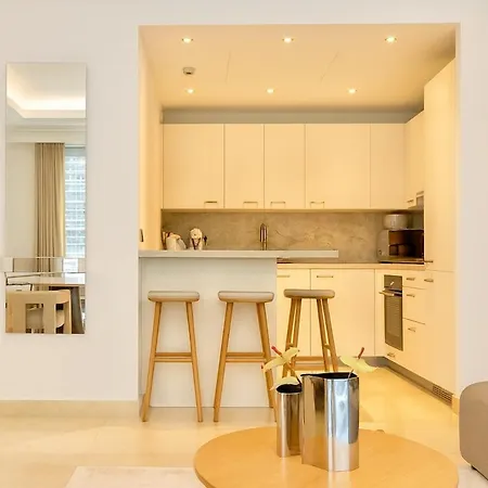New Luxury Spacious Apartment, Centrally Located *